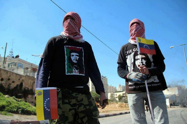 @NikoneConsPalestinos con camisetas del Che y banderas de Venezuela en los enfrentamientos de hoy con las fuerzas de ocupación.
