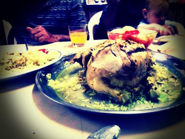 Comida del primer día de Ramadán. Tras el ayuno, se come de forma normal, nada de atiborrarse de comida.