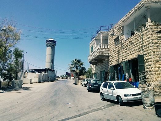 Entrada a Beit Ummar, con atalaya del ejército de ocupación de Israel.