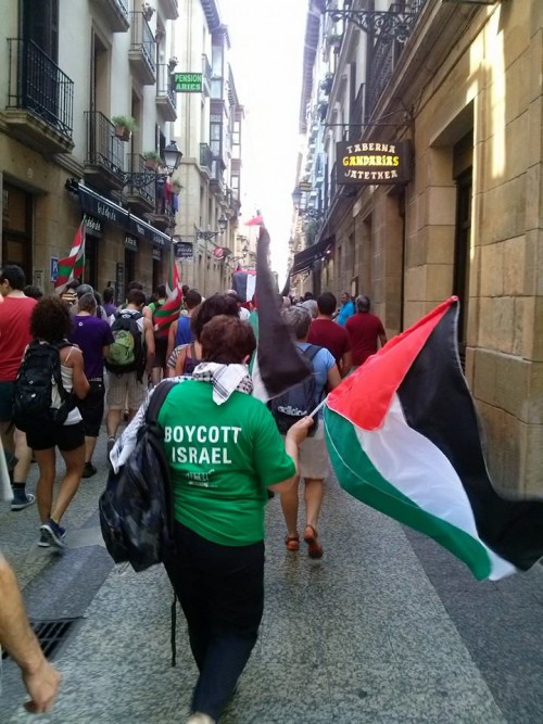Donostia. La manifesatción sigue por la Parte Vieja. Foto: Tali Feld Gleiser.