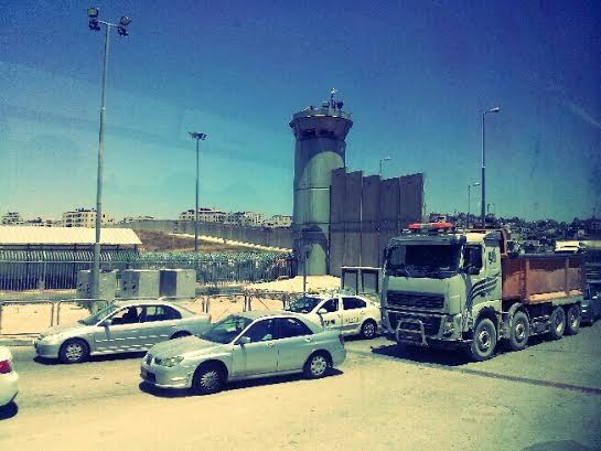 Puesto de control de Qalandia entre Ramallah y Jerusalén. Foto: Tali Feld Gleiser. 
