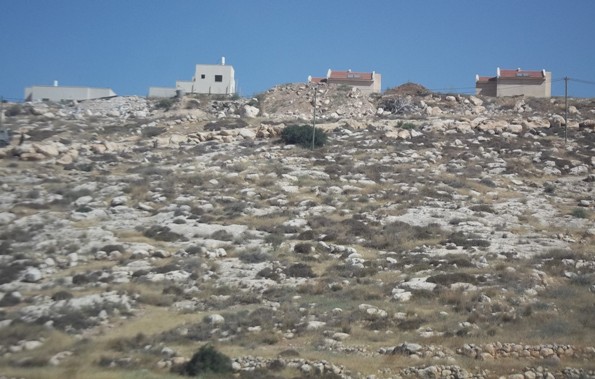 Colonia israelí en las Colinas del Sur de Hebrón. Las casas solo tienen calentadores de agua y no tanques negros para almacenarla.