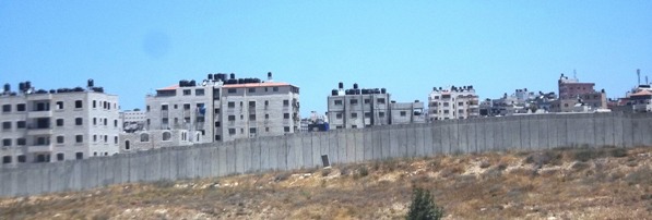 Tanques de agua del otro lado del muro de la vergüenza