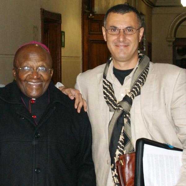  Omar Barghouti y Desmond Tutu, Ciudad del Cabo, 2013. Foto: Yazeed Kamaldien