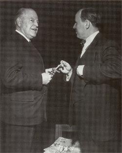 Warren R. Austin (L), Representante Permanente de EE.UU. ante las Naciones Unidas, desde enero de 1946 hasta enero 1947.