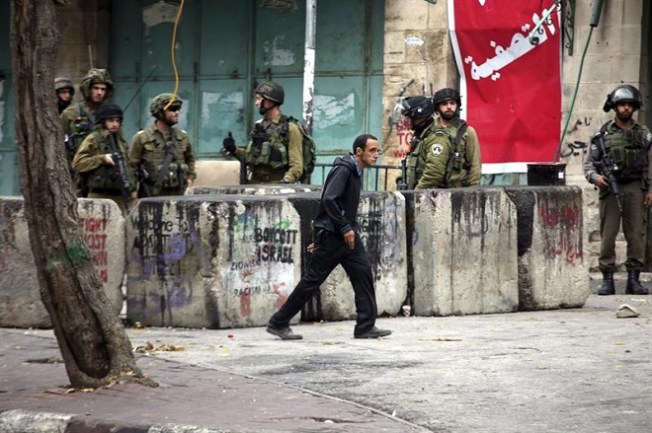Soldados israelíes en puesto de control que mantienen en Hebrón, en Cisjordania ocupada. 10/11. Efe