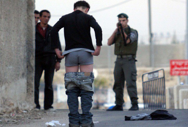 as fuerzas de ocupación israelíes vienen realizando registros corporales con desnudo desde hace mucho tiempo.