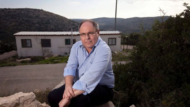 Dani Dayan en el puesto de avanzada en El Matan cerca de Maalé Shomrón. Foto: Moti Milrod.