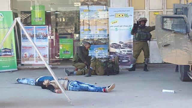 Mohammad Rafik Saba’na (17) y su primo Nur Eddin (22) fueron ejecutados en Huwwara (Nablus) el 27/12/15. Los soldados alegaron que intentaron apuñalarlos (uno de ellos tenía una leve herida en una pierna, que según un testigo fue hecha por uno de sus compañeros de armas).