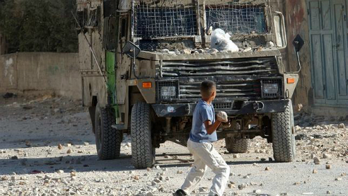 niño-palestino-piedra