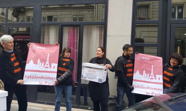 Activista francesa fue detenida en Francia por usar una camiseta en apoyo al BDS,  marzo de 2016. Foto: BDS France