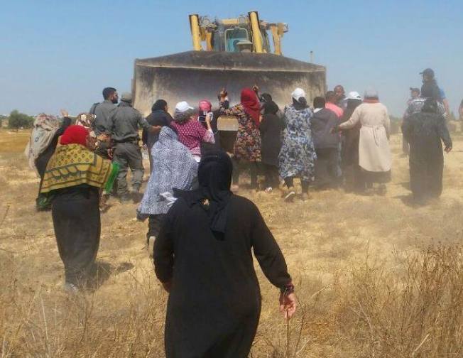 Mujeres de Al-Araqib resistiendo la 101 demolición de su aldea. Foto Tarabut Hithabrut