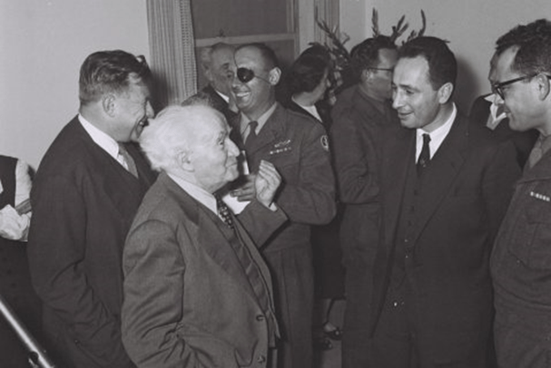 El primer ministro David Ben Gurion con su principal ayudante, Shimon Peres. Al fondo el ministro de Defensa Moshe Dayan y el ayudante de Ben Gurion Teddy Kollek