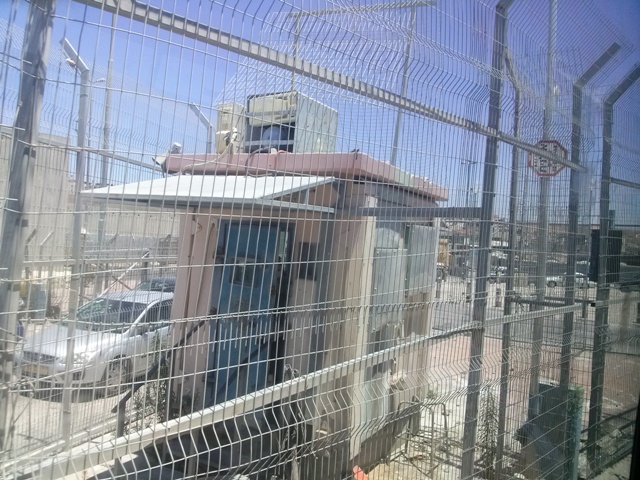 Chegando al puesto de control de Qalandia. Foto: Tali Feld Gleiser