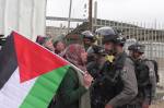 Manal Tamimi protestando por la detención de sus familiares ante la prisión de&nbsp;Ofer…