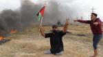 Ibrahim Abu Thuraya (29), doble amputado, protestando frente a la valla que separa Gaza de Israel, poco antes de ser&nbsp;asesinado.