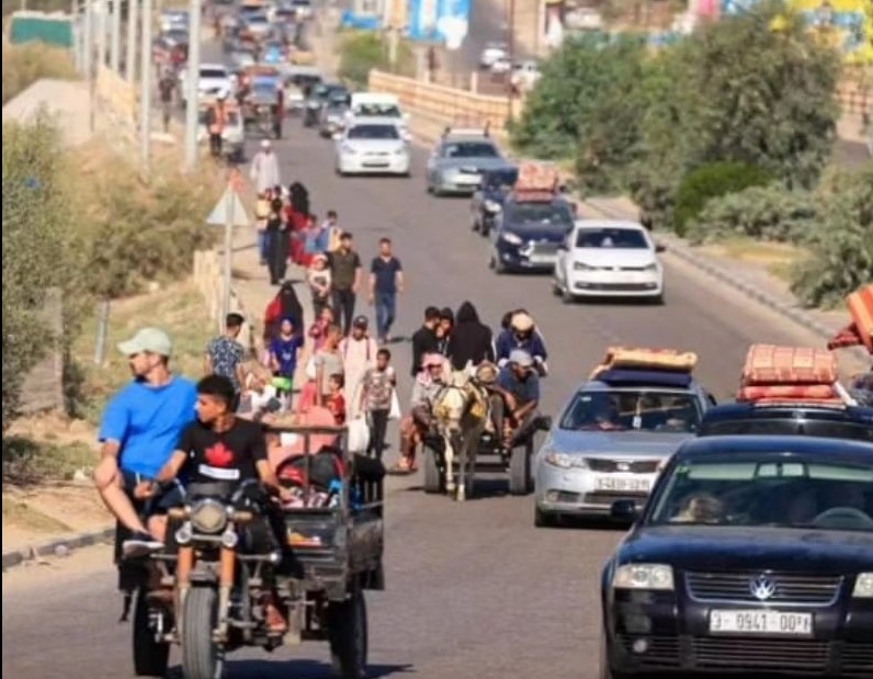 Población del norte de Gaza siendo desplazada nuevamente por Israel. Foto: X